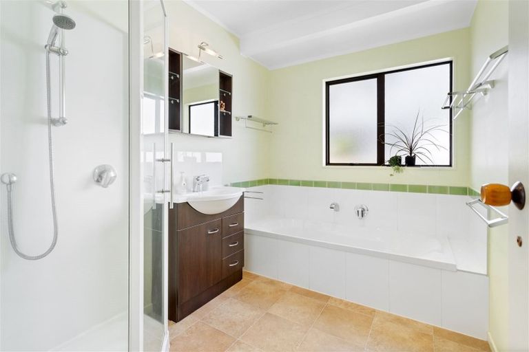 Photo of property in 4150a Great North Road, Glendene, Auckland, 0602