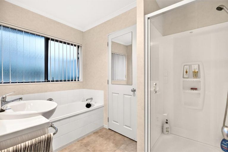 Photo of property in 72a Farquhar Road, Glendene, Auckland, 0602