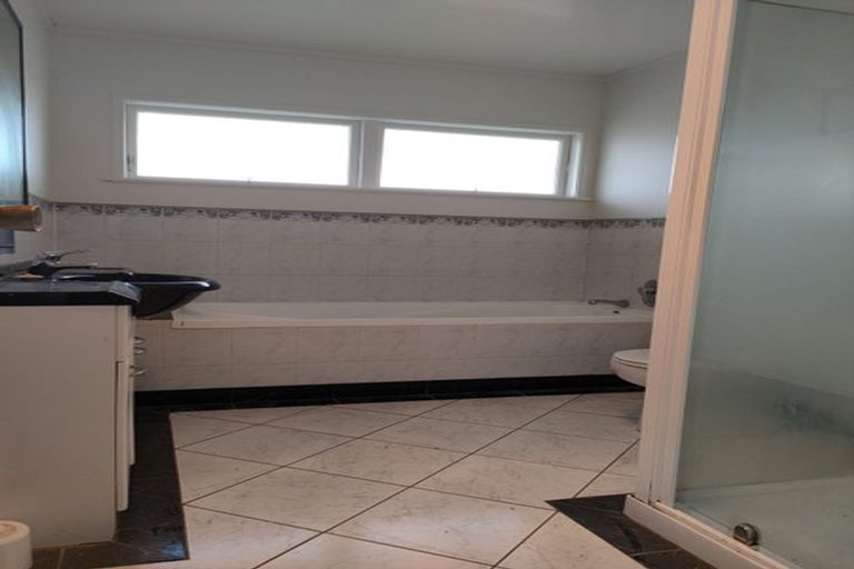 Photo of property in 80 Beechdale Crescent, Pakuranga Heights, Auckland, 2010