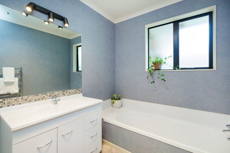 Photo of property in 10 Boston Parade, Kelvin Grove, Palmerston North, 4414