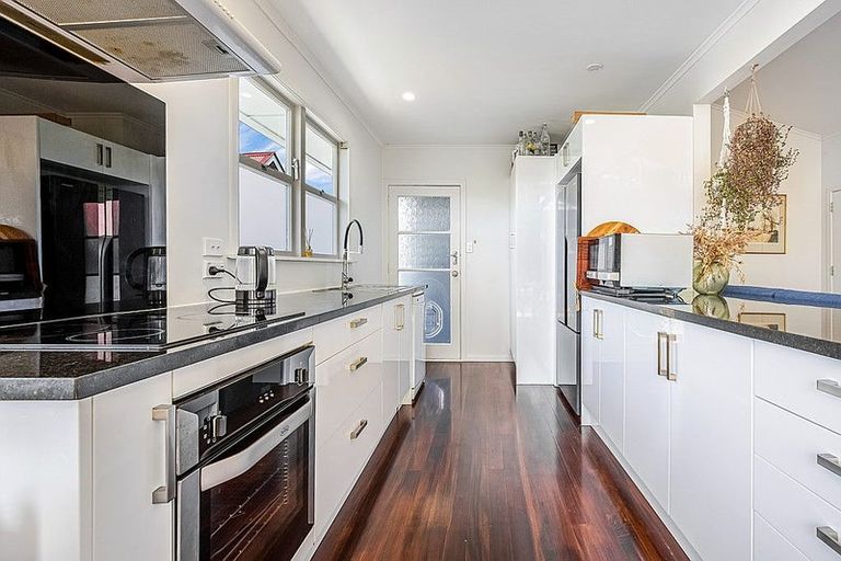 Photo of property in 241 Glengarry Road, Glen Eden, Auckland, 0602