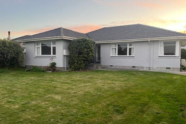 Photo of property in 11 Grimseys Road, Redwood, Christchurch, 8051