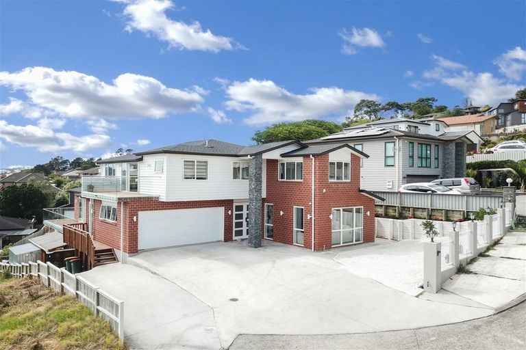 Photo of property in 23 Bartells Drive, Goodwood Heights, Auckland, 2105