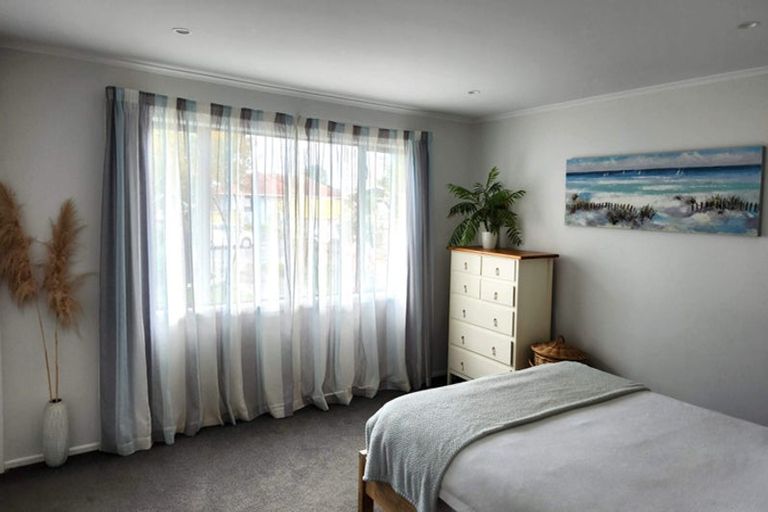 Photo of property in 14 Waipani Road, Te Atatu Peninsula, Auckland, 0610
