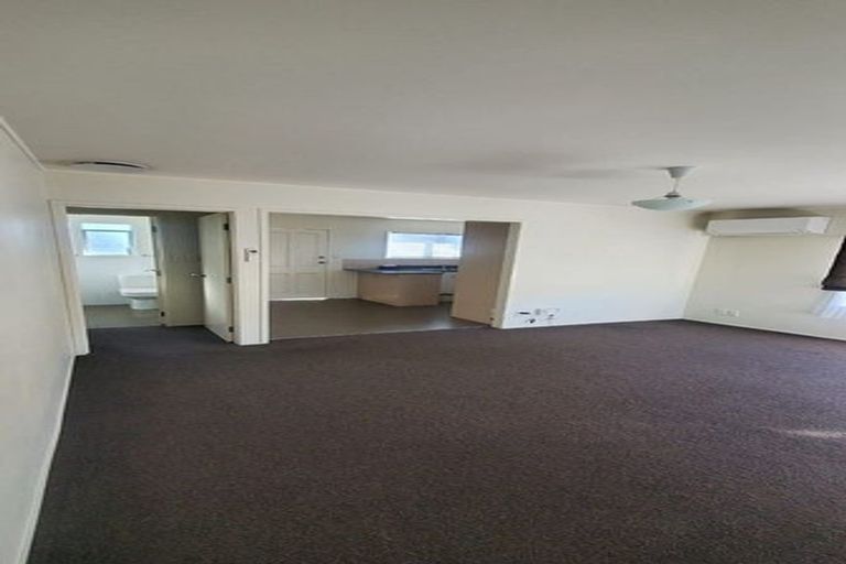 Photo of property in 1/21 Target Road, Totara Vale, Auckland, 0629