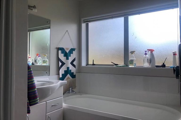 Photo of property in 17 Waimoko Glen, Swanson, Auckland, 0612