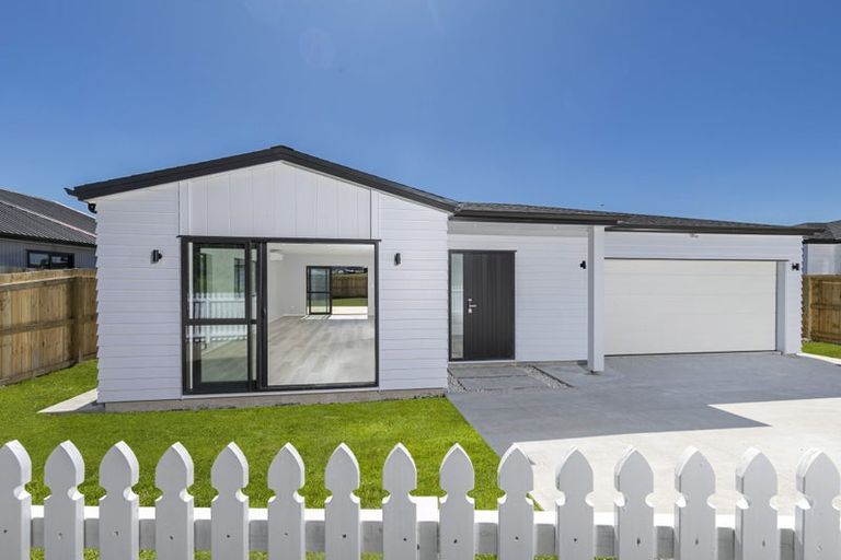 Photo of property in 45 Mcindoe Road, Kumeu, 0810