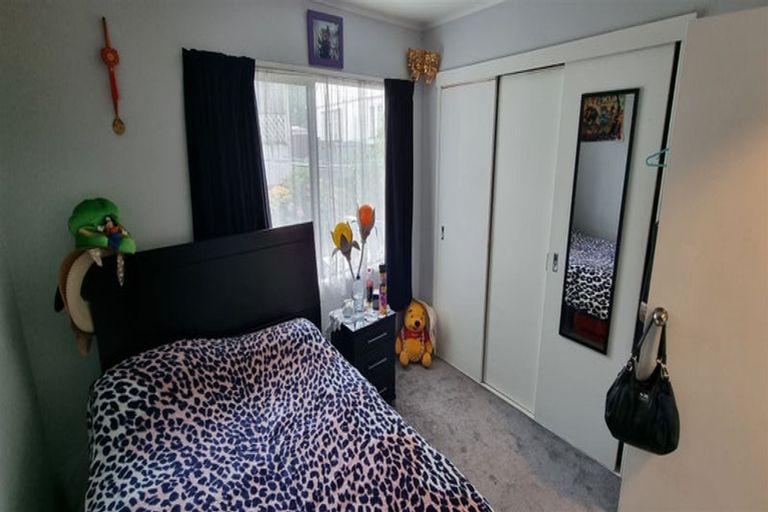 Photo of property in 8a Fruitvale Road, New Lynn, Auckland, 0600