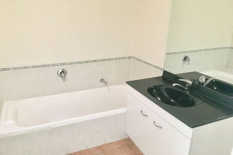 Photo of property in 76 Medvale Avenue, Flat Bush, Auckland, 2019