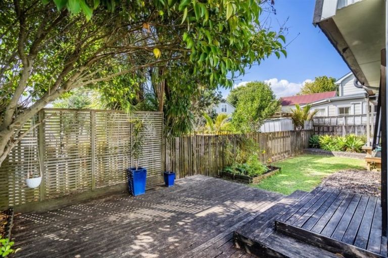Photo of property in 2/9a Alfred Street, Northcote Point, Auckland, 0627