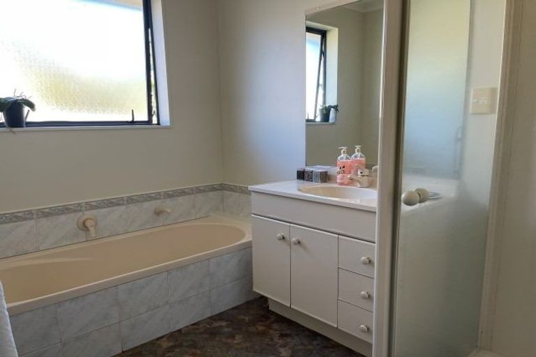 Photo of property in 22 Oteki Park Drive, Welcome Bay, Tauranga, 3112