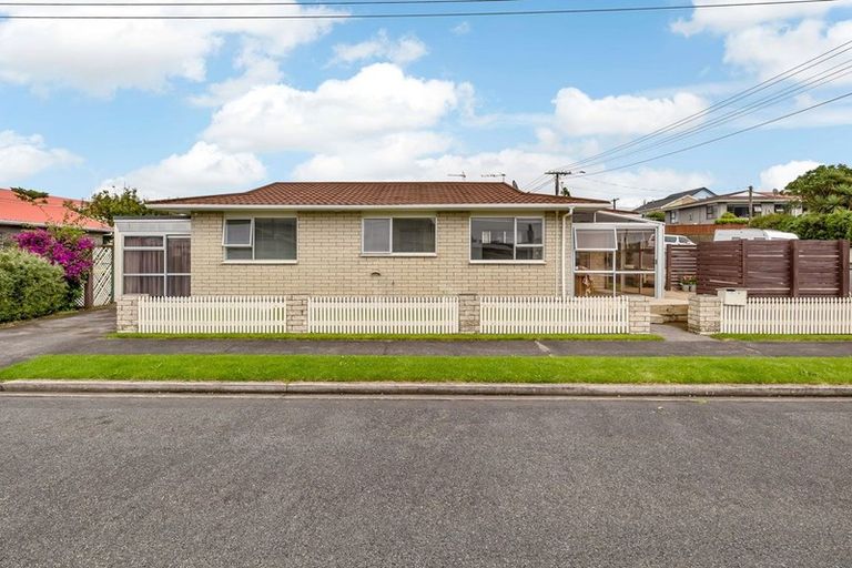 Photo of property in 1/4 French Street, Moturoa, New Plymouth, 4310