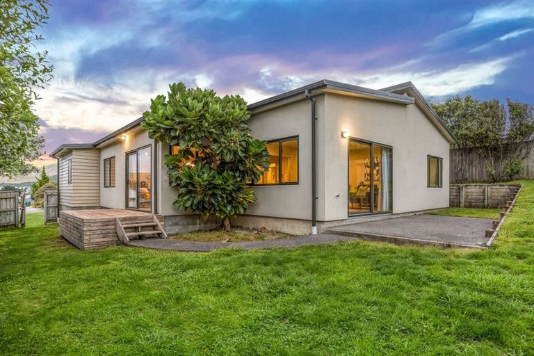 Photo of property in 7 Kaweka Close, Aotea, Porirua, 5024