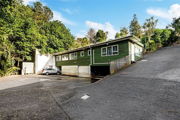 Photo of property in 323 Glenfield Road, Glenfield, Auckland, 0629
