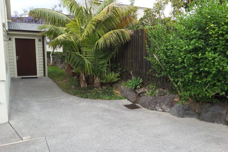 Photo of property in 2/128 Aberdeen Road, Campbells Bay, Auckland, 0620