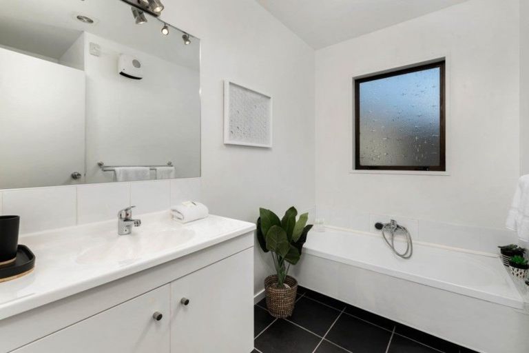 Photo of property in 25d Williams Street, Sunshine Bay, Queenstown, 9300