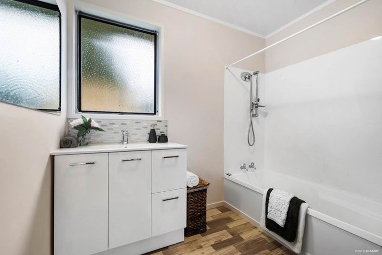 Photo of property in 18 Contessa Drive, Glenfield, Auckland, 0629