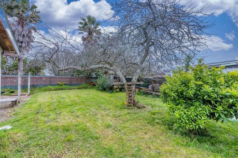 Photo of property in 5 Toru Street, Te Atatu Peninsula, Auckland, 0610