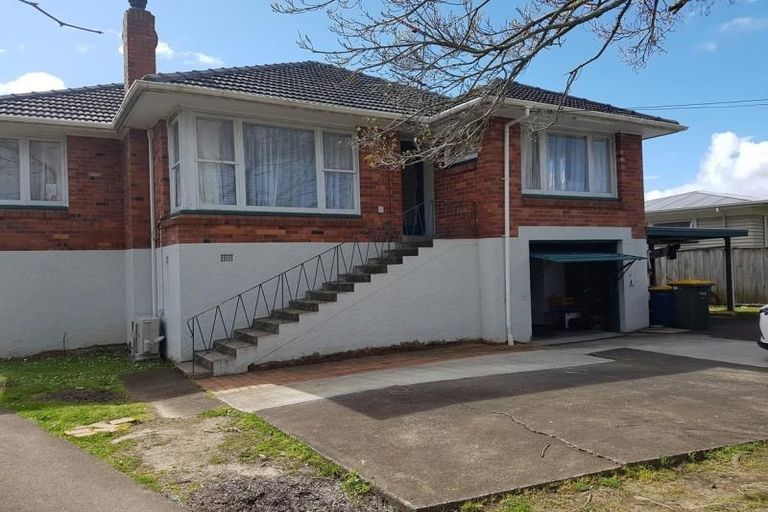Photo of property in 48 Buscomb Avenue, Henderson, Auckland, 0610
