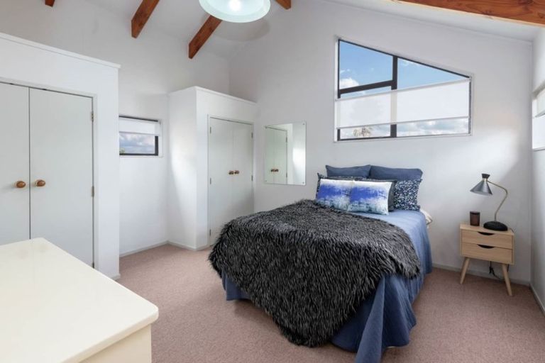 Photo of property in 33 Booralee Avenue, Botany Downs, Auckland, 2010