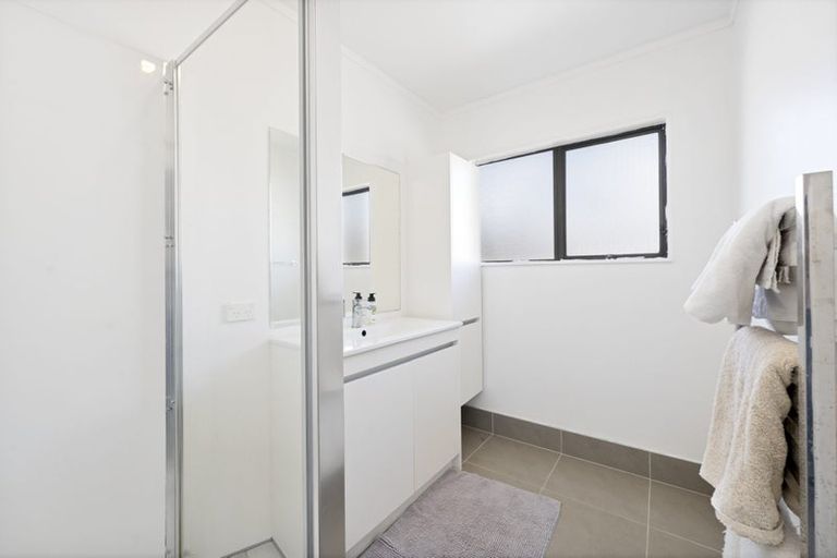 Photo of property in 4/92 Awaroa Road, Sunnyvale, Auckland, 0612