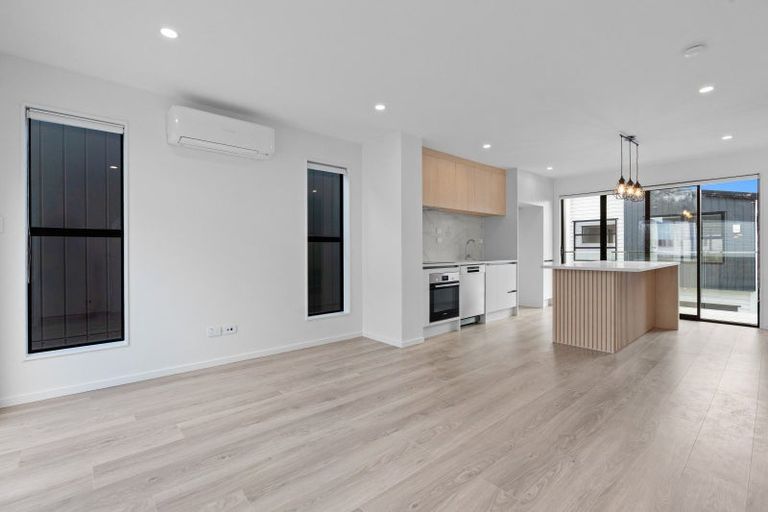 Photo of property in 165b Wiseley Road, West Harbour, Auckland, 0618