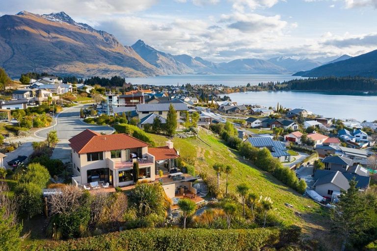 Photo of property in 17 Milward Place, Kelvin Heights, Queenstown, 9300