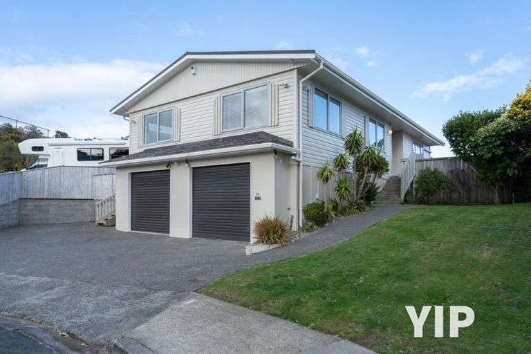 Photo of property in 14 Cheyne Walk, Newlands, Wellington, 6037