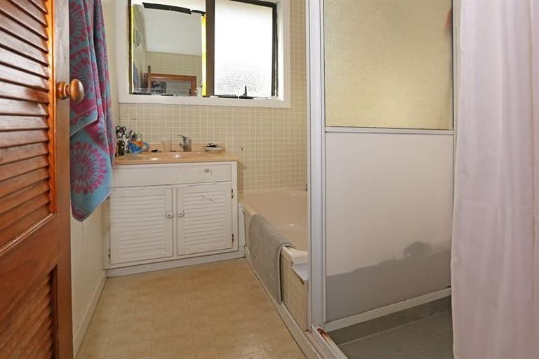 Photo of property in 6 Kirrie Avenue, Te Atatu South, Auckland, 0610