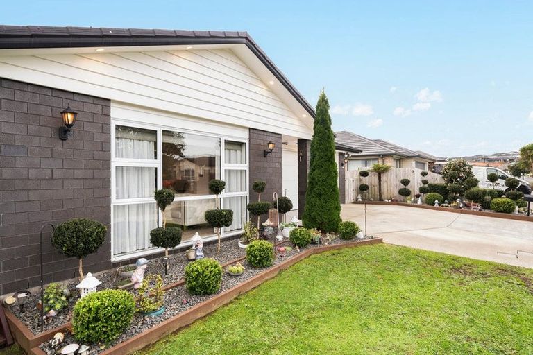 Photo of property in 16 Twin Parks Rise, Papakura, 2110