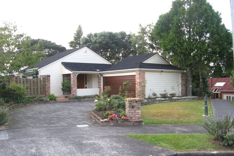 Photo of property in 18 Fitzpatrick Place, Chatswood, Auckland, 0626