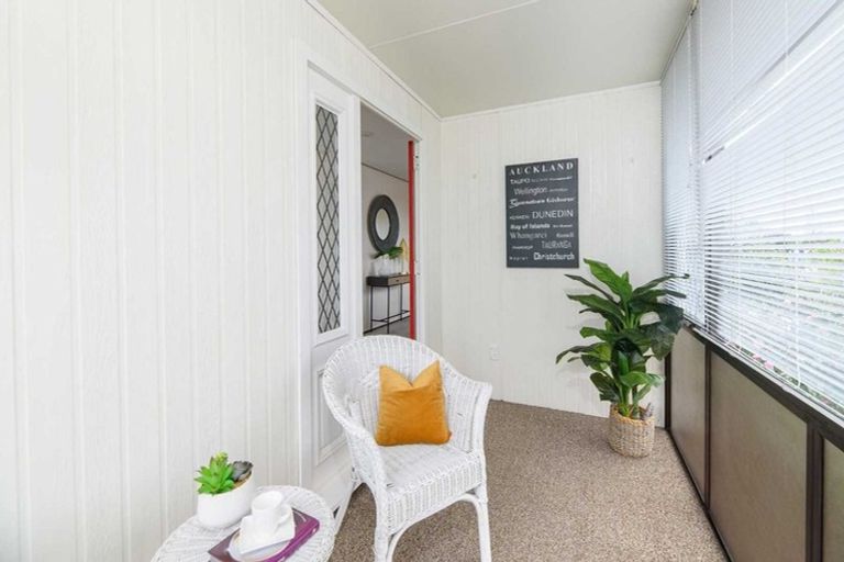 Photo of property in 72 Totaravale Drive, Totara Vale, Auckland, 0629