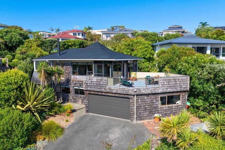 Photo of property in 10 Chelverton Terrace, Red Beach, 0932