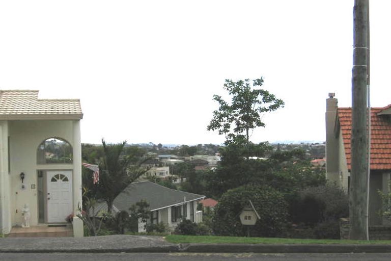 Photo of property in 2/7 Mizpah Road, Waiake, Auckland, 0630