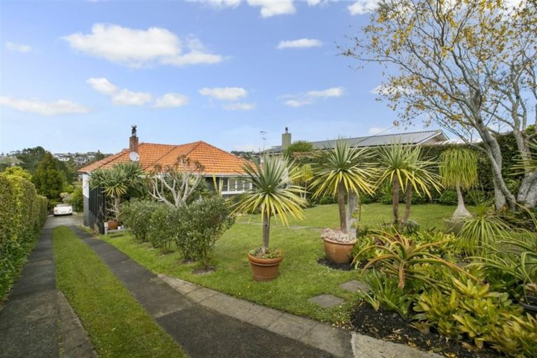 Photo of property in 26 Peter Terrace, Castor Bay, Auckland, 0620