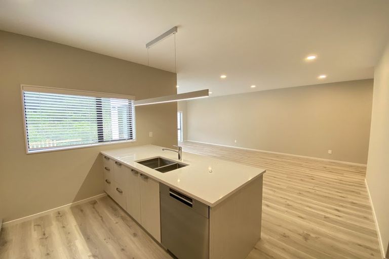 Photo of property in 8 Tagish Way, Orewa, 0931