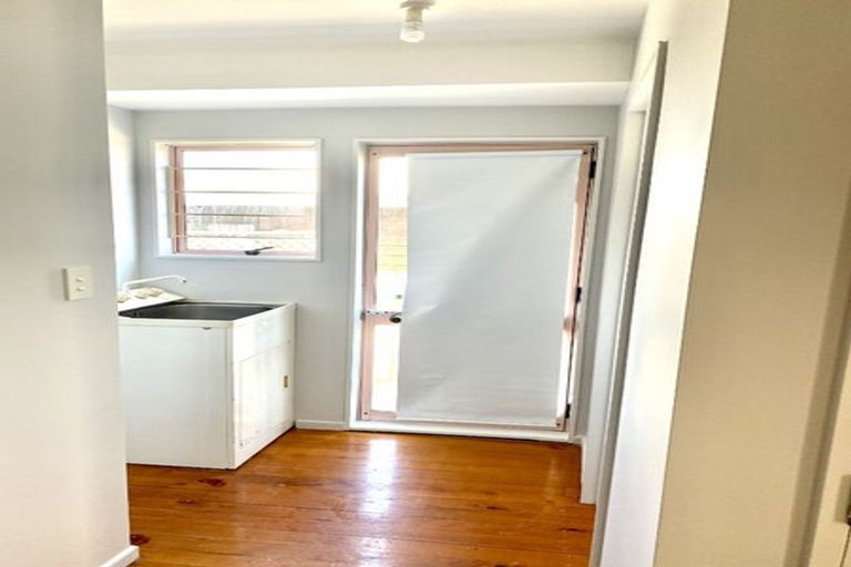 Photo of property in 2/47 Greenslade Crescent, Northcote, Auckland, 0627