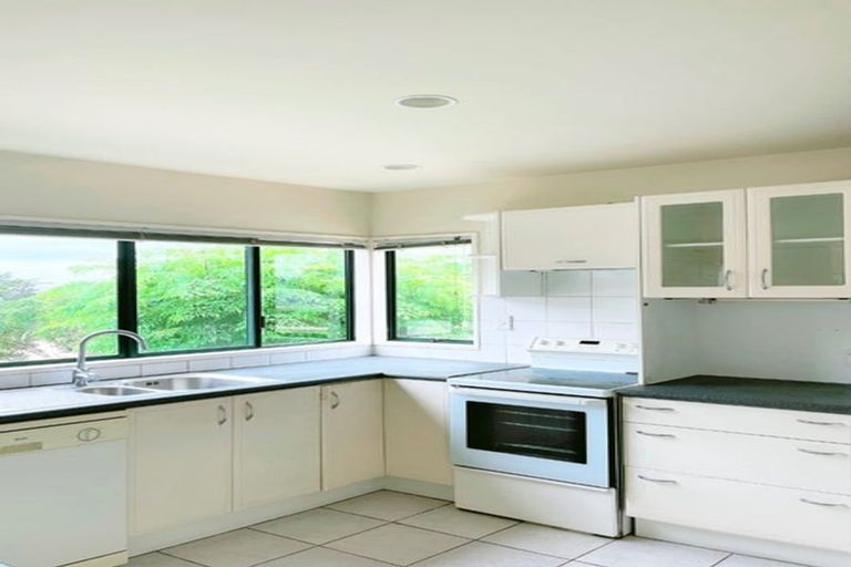Photo of property in 1/881 East Coast Road, Northcross, Auckland, 0632