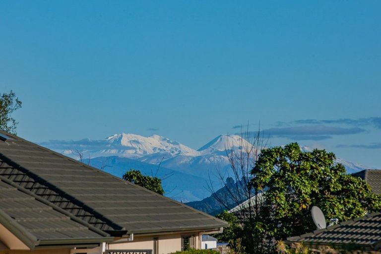 Photo of property in 38 Lakeridge Close, Rangatira Park, Taupo, 3330