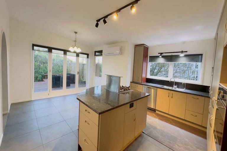 Photo of property in 247 Forrest Hill Road, Forrest Hill, Auckland, 0620