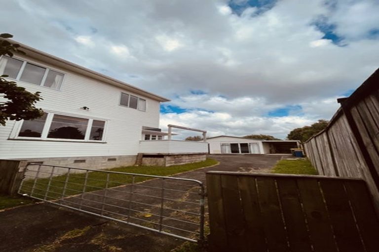 Photo of property in 49 Neil Avenue, Te Atatu Peninsula, Auckland, 0610