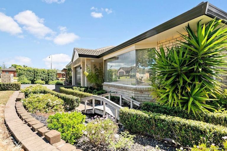 Photo of property in 19 Newinn Crescent, East Tamaki Heights, Auckland, 2016
