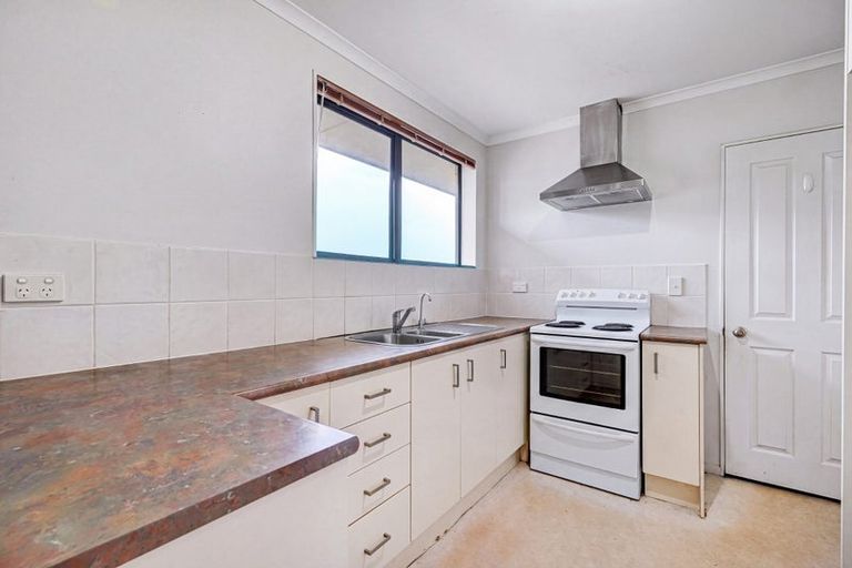 Photo of property in 11 Plumstead Rise, Glen Eden, Auckland, 0602