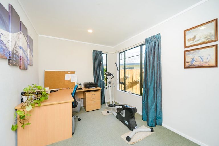 Photo of property in 39 Logan Way, Kelvin Grove, Palmerston North, 4414