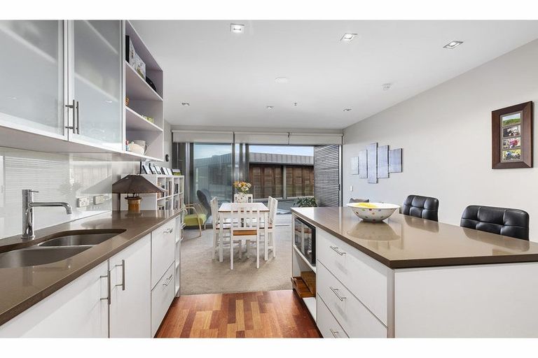 Photo of property in Patent 326 Apartments, 203s/326 Evans Bay Parade, Hataitai, Wellington, 6021