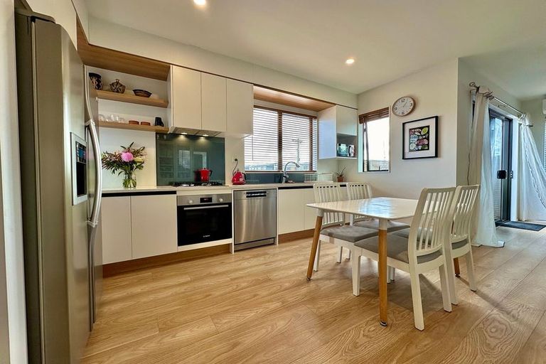 Photo of property in 1/4 Edgerton Road, Te Atatu Peninsula, Auckland, 0610