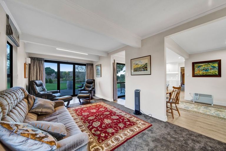 Photo of property in 48 Kairau Road West, Sentry Hill, New Plymouth, 4373