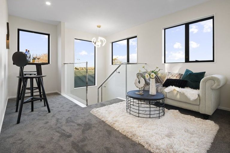 Photo of property in 8b Deuxberry Avenue, Northcote, Auckland, 0627