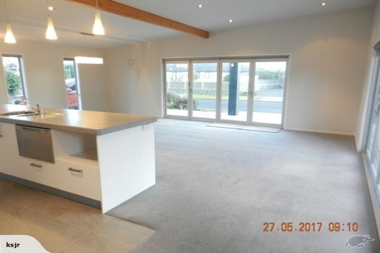 Photo of property in 10 Paradise Point Place, One Tree Point, 0118