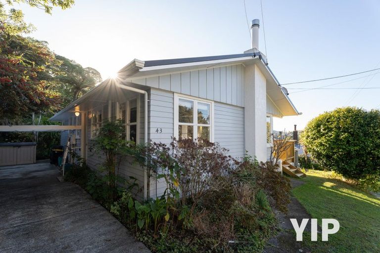 Photo of property in 43 Catherine Crescent, Paparangi, Wellington, 6037